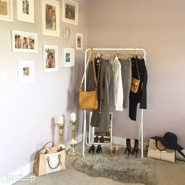 بالصور أفكار تصميم غرفة ملابس صغيرة رائعة وخلابة 2023 في المغرب الاستعانة بحامل الملابس