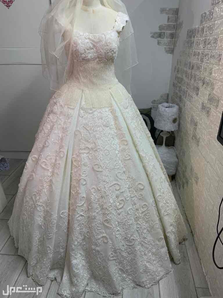 فستان زفاف ابيض مطفي مرصع باللؤلؤ
