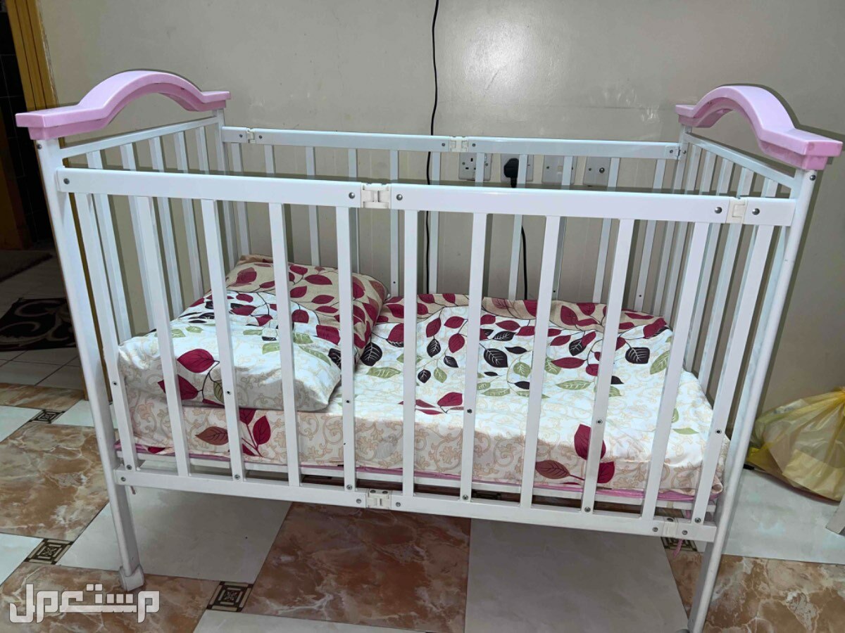 سرير اطفال  في الرياض مستعمل   استعمال خفيف نظيف جدا خالي من العيوب شكل السرير بدون المظله