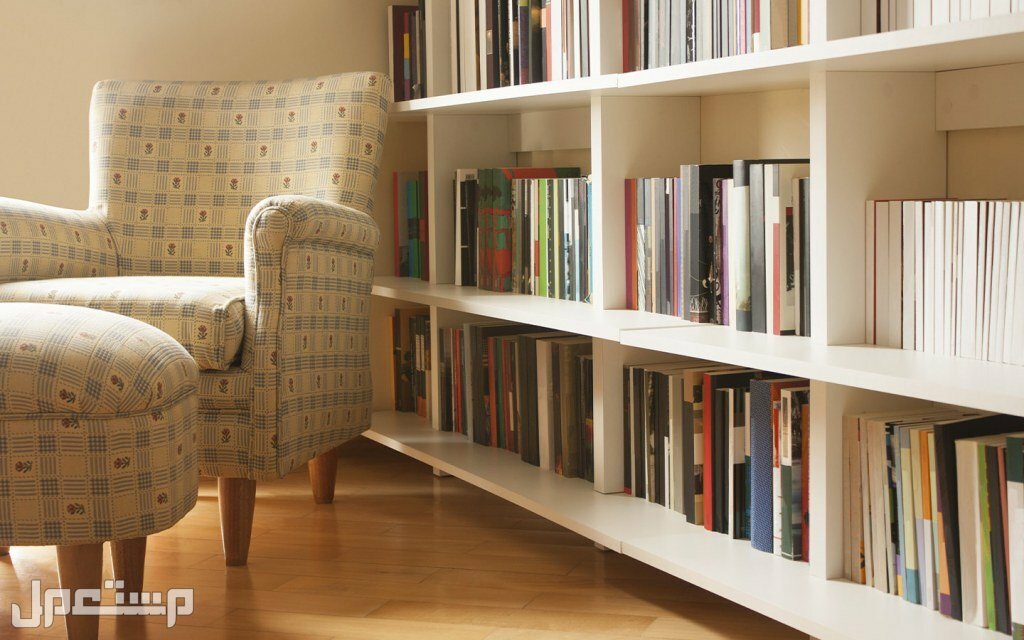 أفكار تصميم مكتبة منزلية ديكورات مبتكرة في البحرين اختيار كرسي مريح بجانب المكتبة