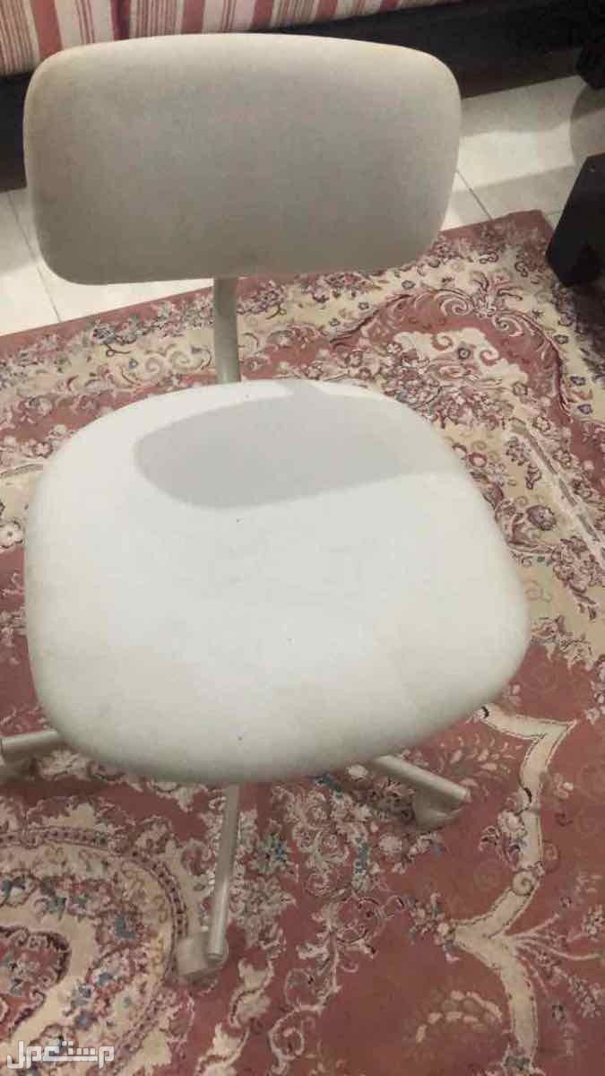 مكتبين وكرسيين ماركة الكراسي ايكيا  في جدة بسعر 500 ريال سعودي