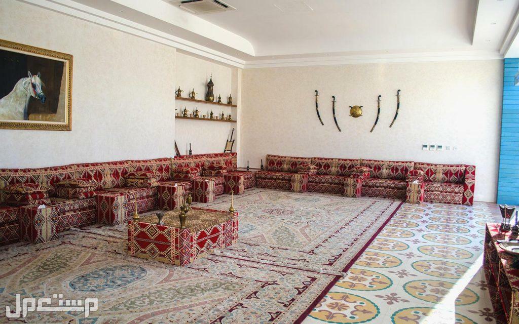 أفكار ونصائح تصميم مجالس عربية فاخرة 2024 في عمان سجاد بألوان ترابية