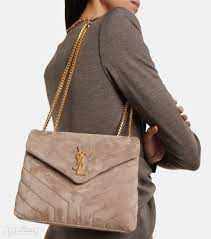 أشهر شنط سان لوران 2023 في مصر شكل حقيبة YSL Loulou bag أثناء الحمل