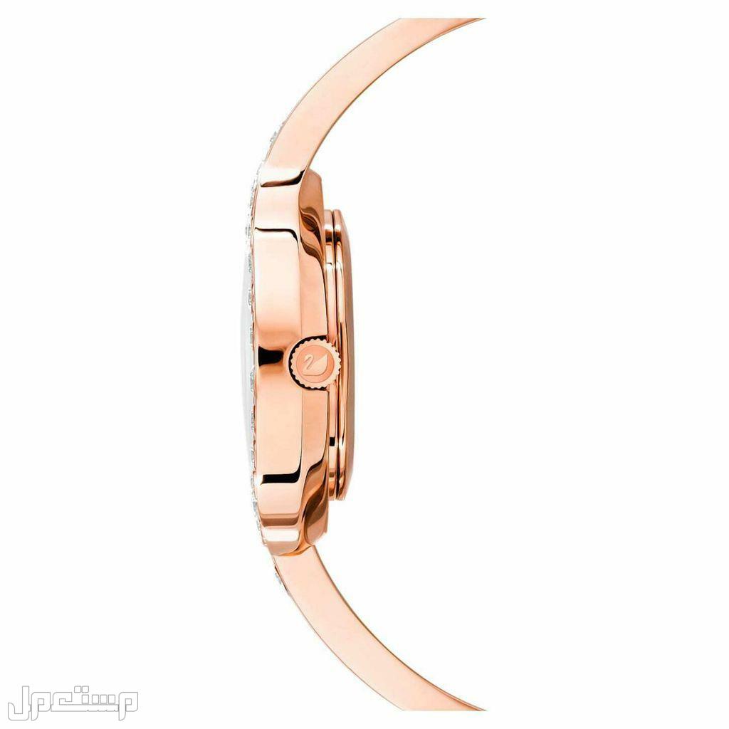 ساعات سواروفسكي Swarovski النسائية تفاصيل شعار سواروفسكي على الساعة من الجنب