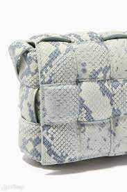 أفضل شنط بوتيغا تفاصيل حقيبة Padded Cassette Bag in Faded Python Print Leather Bag