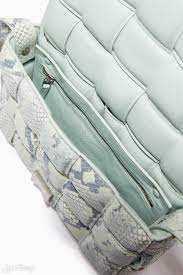 أفضل شنط بوتيغا تفاصيل حقيبة Padded Cassette Bag in Faded Python Print Leather Bag من الداخل