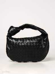 أفضل شنط بوتيغا حقيبة The Shoulder Pouch in Nappa Bag باللون الأسود