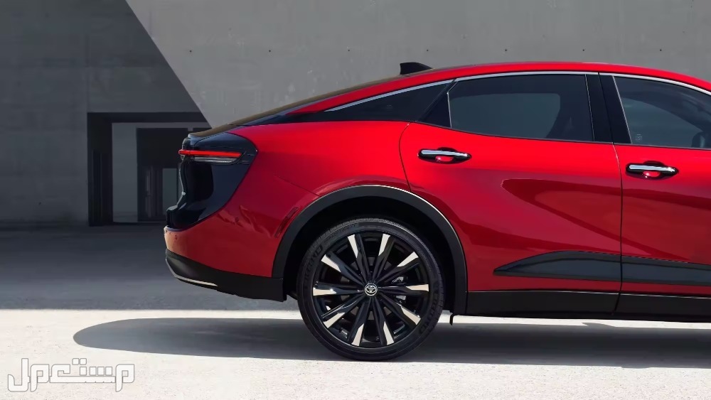 صور تويوتا كراون 2023 واسعارها المتوقعة انحناءات جانبية سيارة تويوتا كراون TOYOTA CROWN 2023