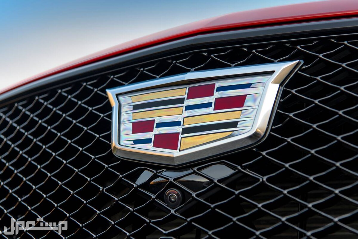 كاديلاك CT5-V 2023 صور اسعار مواصفات وفئات شعار كاديلاك المميّز على كاديلاك CT5-V 2023