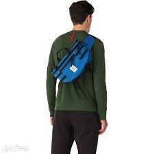 مواصفات أفضل شنط كروس رجالي بالتفصيل شكل حقيبة Topo Designs Mountain Sling Bagأثناء حملها