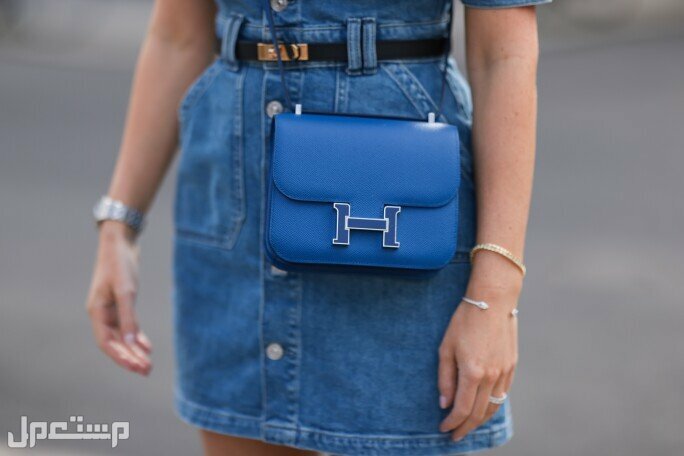 مواصفات شنط هيرمس وأسعارها حقيبة hermès Constance باللون الأزرق