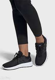 أفضل حذاء طبي للنساء شكل حذاء adidas ULTIMASHOW women's Shoes في القدم