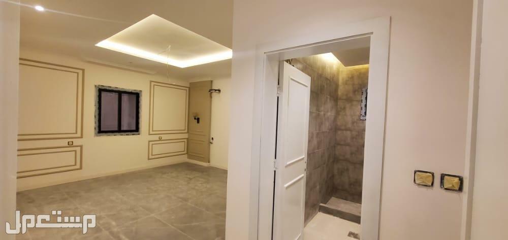 روف 5 غرف  صالة  مطبخ كبير 4 حمامات   يقبل البنوك  غرفة سائق حسب الطلب