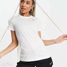 نصائح لاختيار القطع الأساسية للملابس الرياضية النسائية في الإمارات العربية المتحدة تيشرت NIKE Dri-Fit Legend T-shirt باللون الأبيض