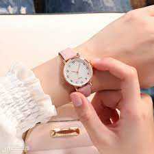 أسعار ساعات curren كورين ومواصفاتها شكل ساعة CURREN WOMEN’S FAUX LEATHER BAND \ CUR 146 في اليد