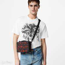 موديلات وأسعار حقائب لويس فيتون الرجالية حقيبة LV x YK Mini Soft Trunk باللون الأحمر والأسود
