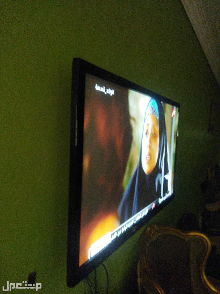تليفزيون سمسونج42بوصة شاشة 3مداخل UHDومداخل أخرى بالحامل بتاعه من الجانب الشمال