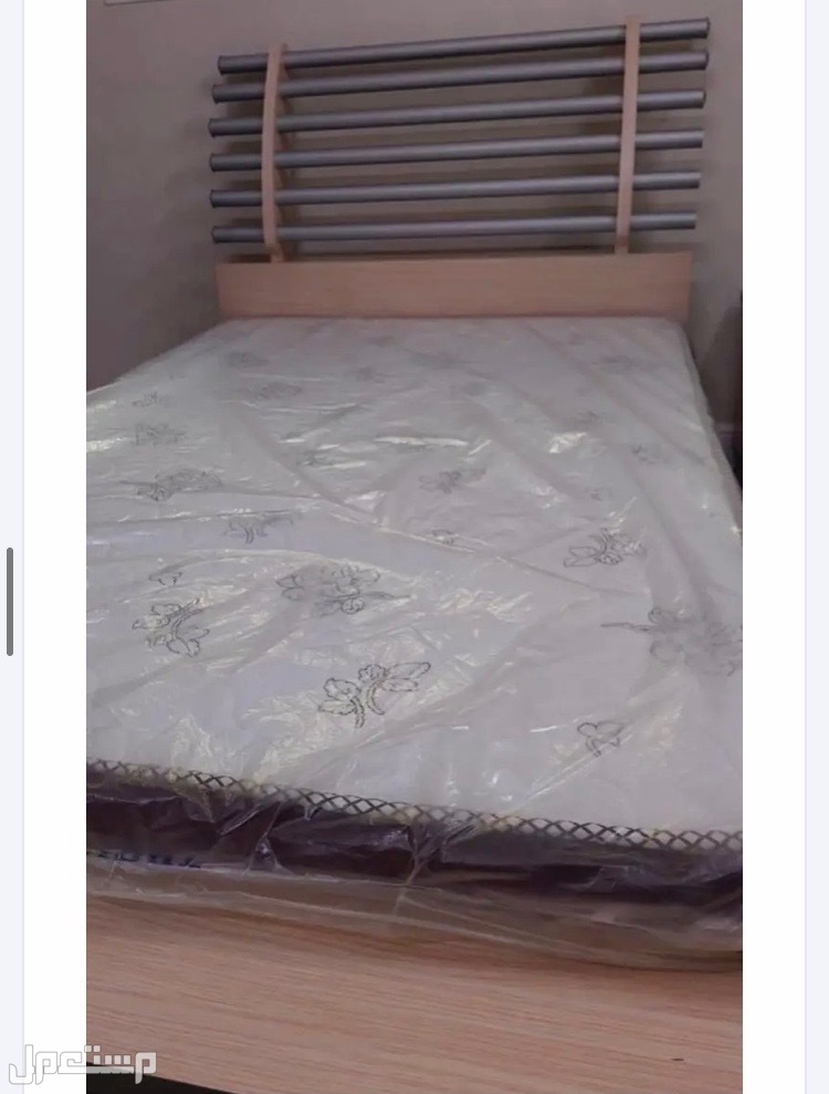 سرير من مفروشات المطلق ومرتبة