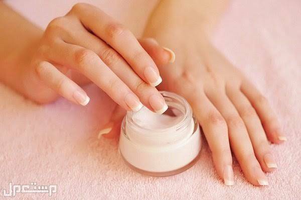 طرق العناية باليدين ترطيب اليد