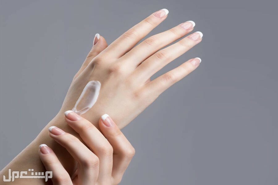 طرق العناية باليدين طريقة وضع المرطب  على اليد