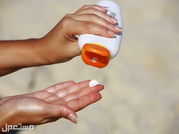 طرق العناية باليدين وضع كريم الشمس على اليد