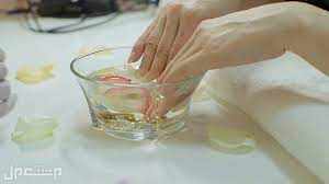 طرق العناية باليدين نقع اليد في الماء الدافئ