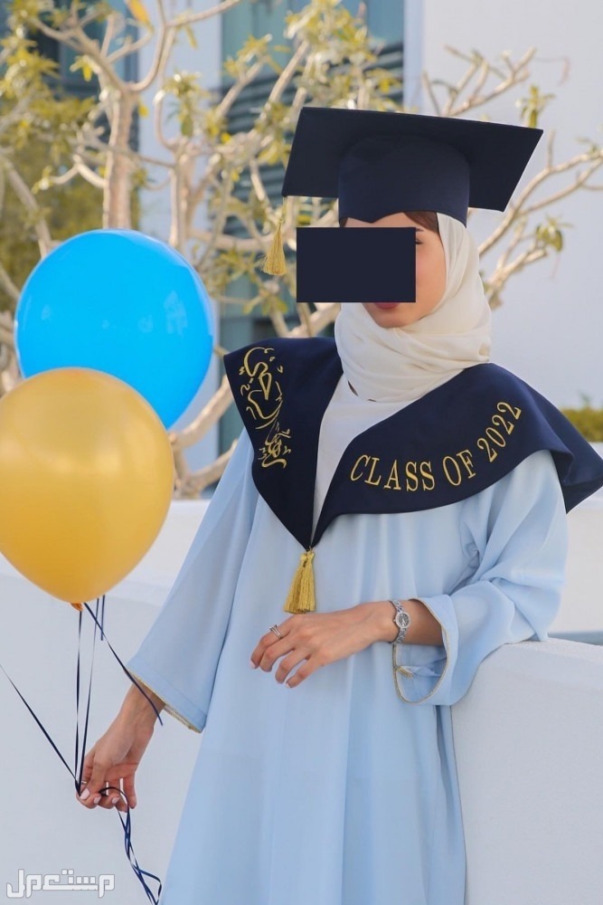 عباية تخرج 2023 قماش كريب بالاسم مع سنة التخرج وشعار الدفعه