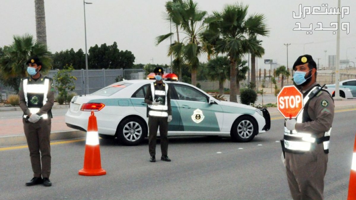 ما هي الحالات التي تلزم قائد المركبة بالبقاء على أقصى الجانب الأيمن في البحرين