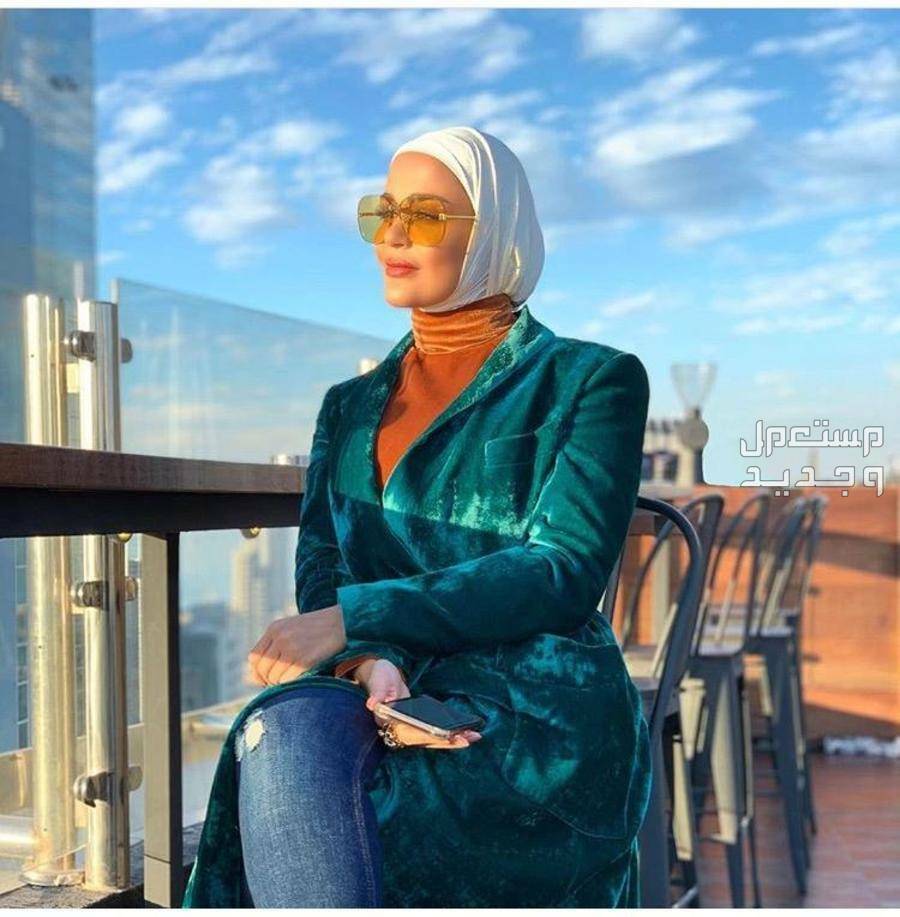 ألوان الحجاب الأساسية التي يجب أن تكون في خزانتك حجاب أبيض مع ملابس ملونة