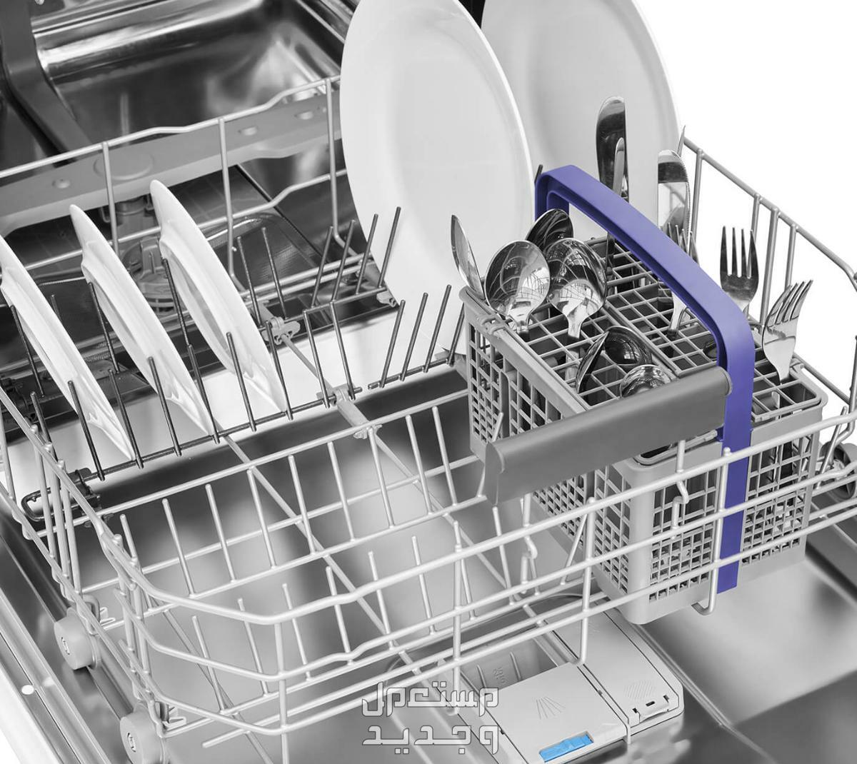 سعر وعيوب جلاية الصحون أريستون وهذه مميزاتها 14 وضع وطريقة مختلفة للتعامل مع رص الأطباق والأواني داخل جلاية الصحون أريستون