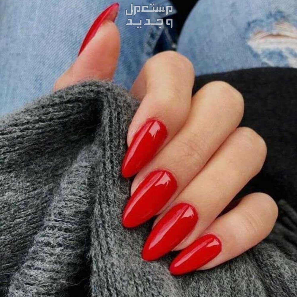 موضة ألوان المناكير لصيف 2023 مناكير أحمر ماط