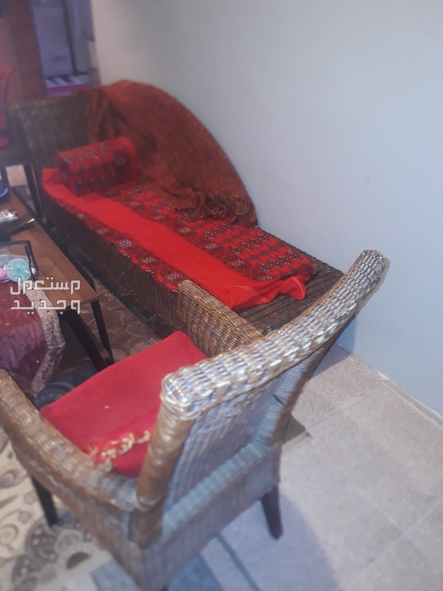 اريكه وعدد2 كرسي وطاوله صغير  في الرياض