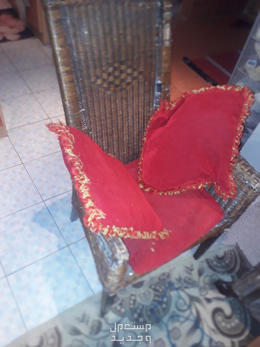 اريكه وعدد2 كرسي وطاوله صغير  في الرياض