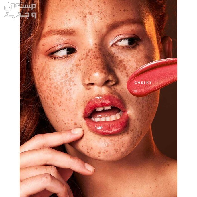 أفضل قلوس ملمع شفاه ملون شكل قلوس FENTY BEAUTY Gloss Bomb Lip Luminizer in Cheeky على الشفاه