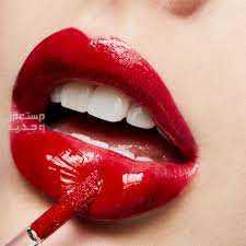 أفضل قلوس ملمع شفاه ملون شكل قلوس  MAC Lipglass in Ruby Woo على الشفاه