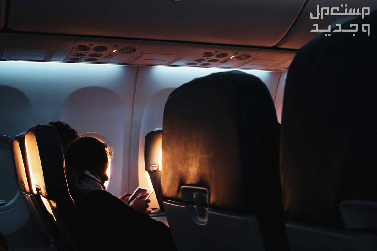كيفية معرفة اسعار تذاكر الطيران الحقيقية دون زيادة امراة تجلس بجانب شباك الطائرة