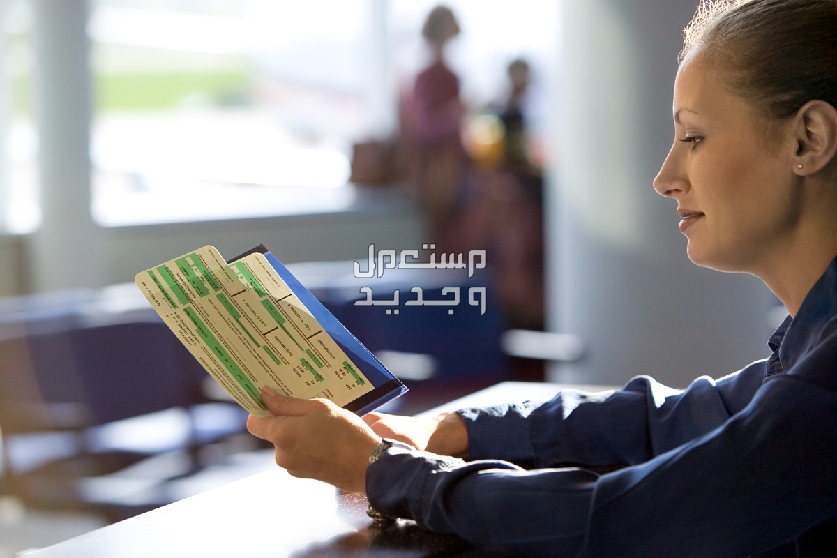 مكاتب حجز طيران كيف تختار الافضل؟ امراة تمسك بجواز سفر وتذكرتين