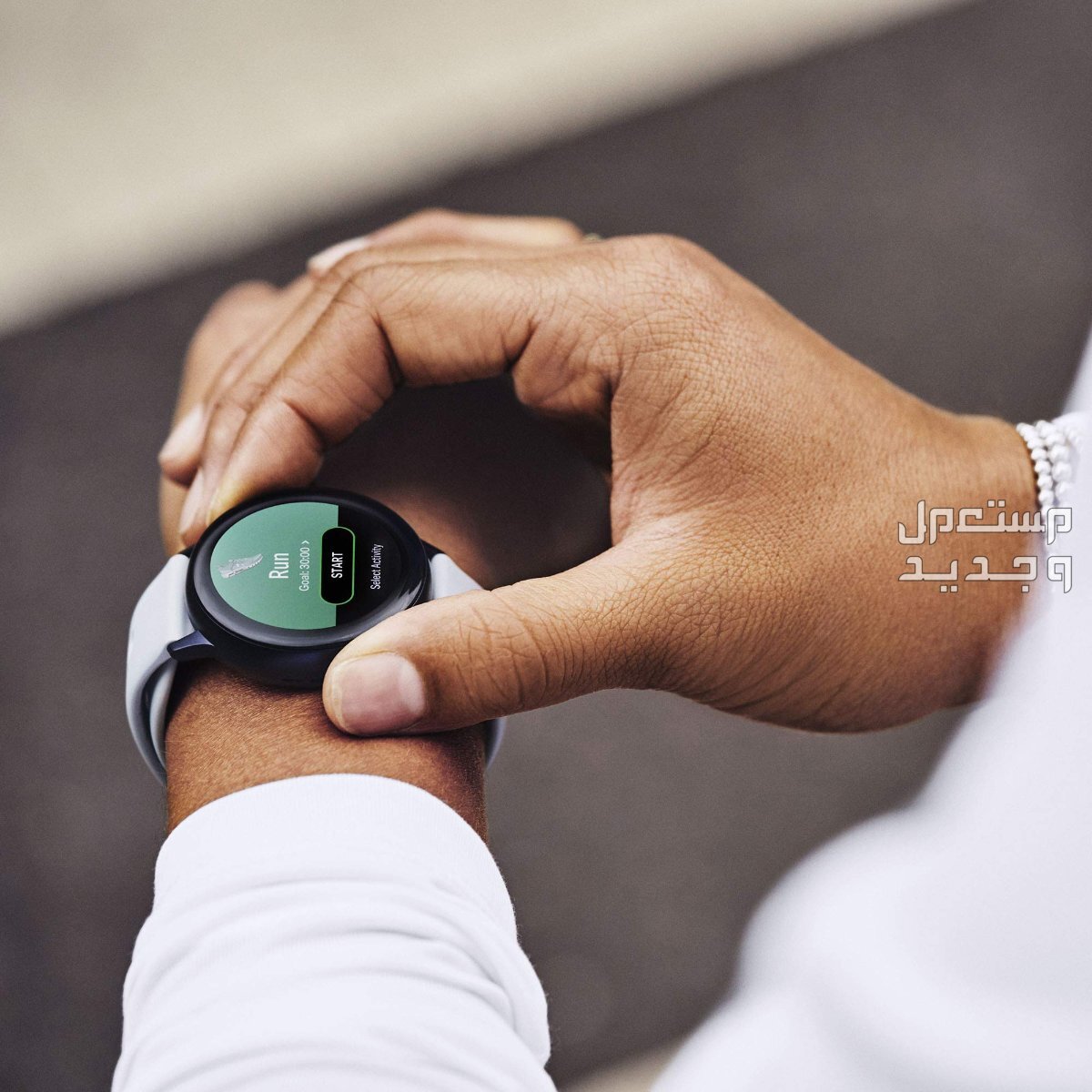 مواصفات أفضل 5 ساعات سمارت سامسونج شكل ساعة Galaxy Watch Active 2\‎40mm  (Under Armour Edition) في اليد