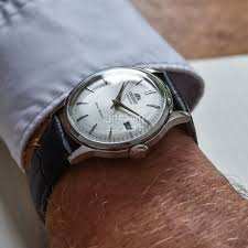 أفضل ساعات أورينت للرجال شكل ساعة ORIENT BAMBINO 38MM في اليد