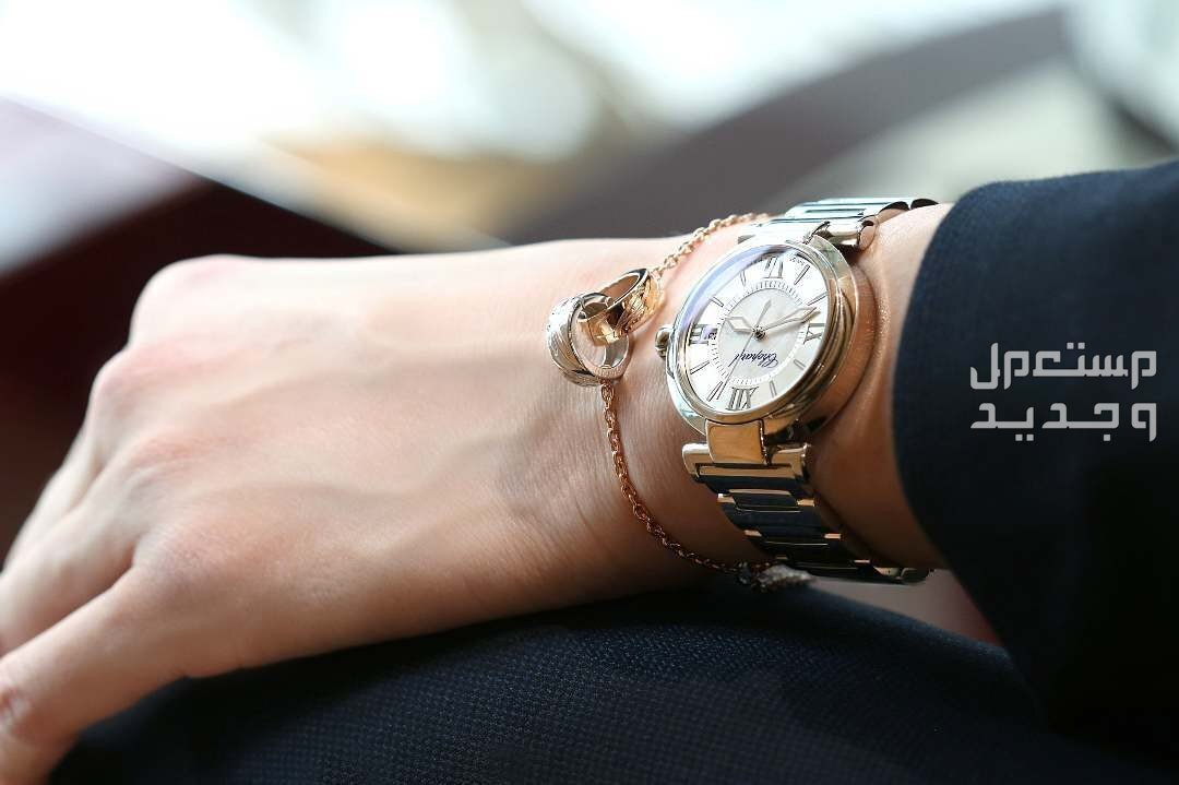 أحدث موديلات الأساور لعام 2023 شكل سوار chopardissimo chopard في اليد