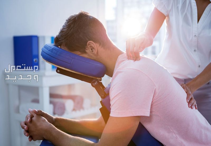 مساج علاجي للشفاء من الامراض المختلفة شاب يخضع لمساج علاجي للرقبة والظهر
