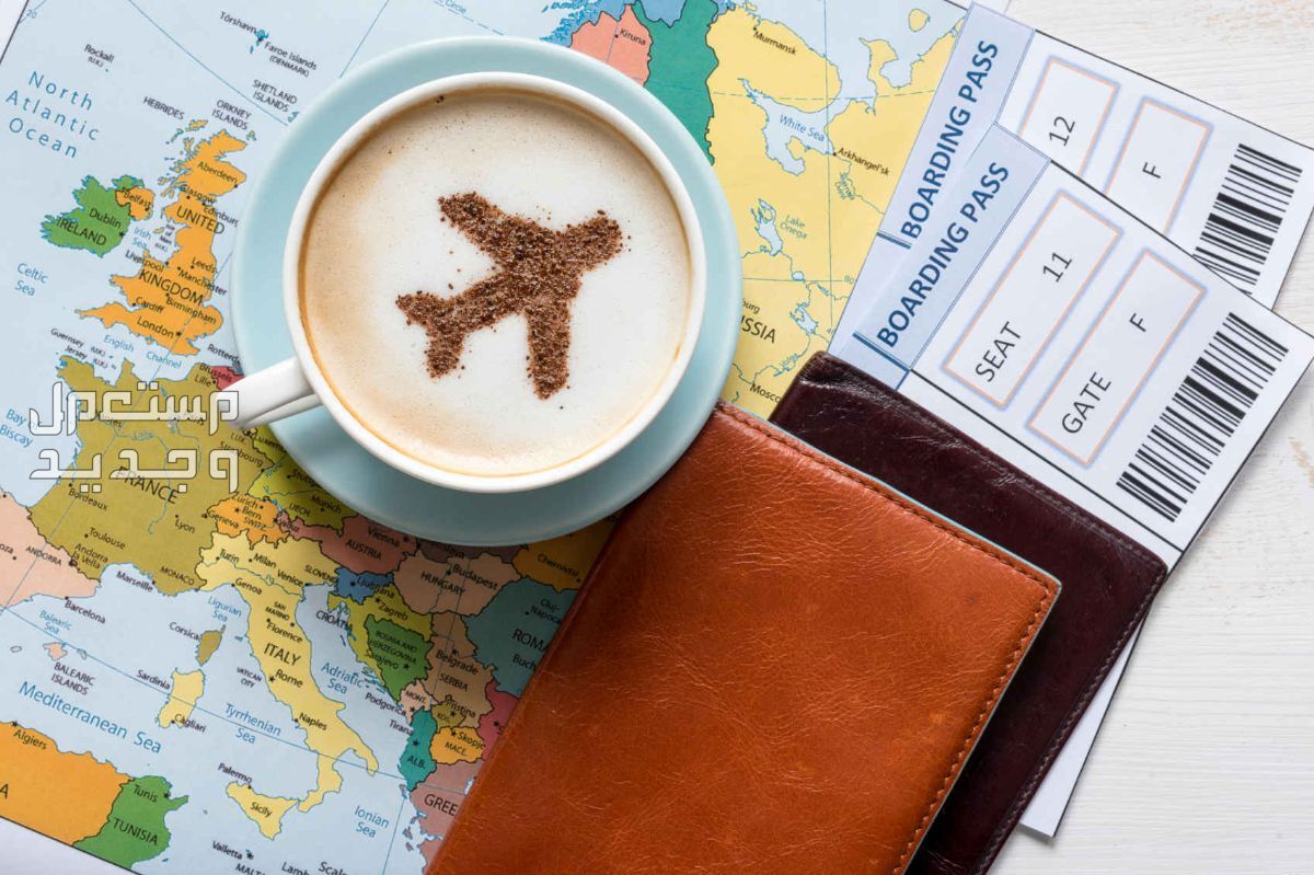 افضل موقع حجز طيران رخيص.. تعرف عليه خريطة عيها كوب قهوة مرسوم عليه طائرة ومحفظة بنية اللون وتذاكر سفر
