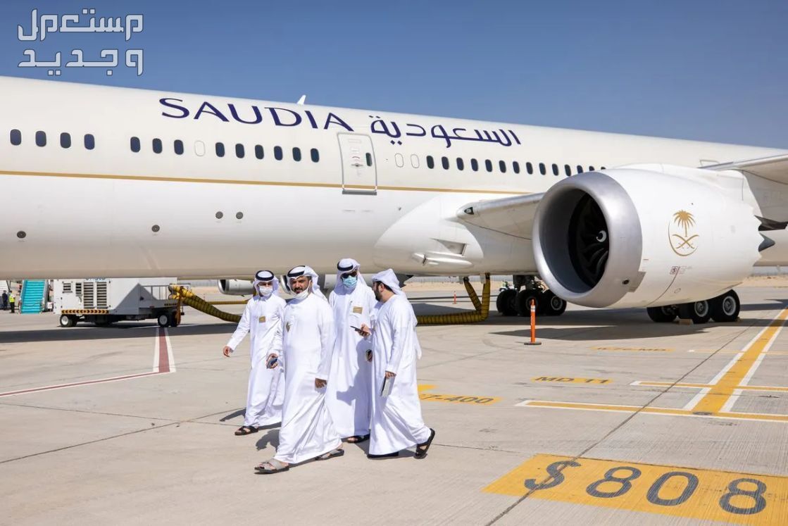 الخطوط السعودية حجز تذاكر ودفع قيمتها رجال سعوديون أمام طائرة الخطوط السعودية