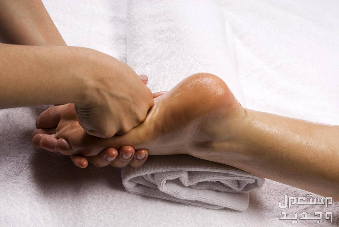 تدليك القدم العلاجي يحارب الألم والاكتئاب.. تعرف على الخطوات تدليك باطن القدم بقبضة اليد