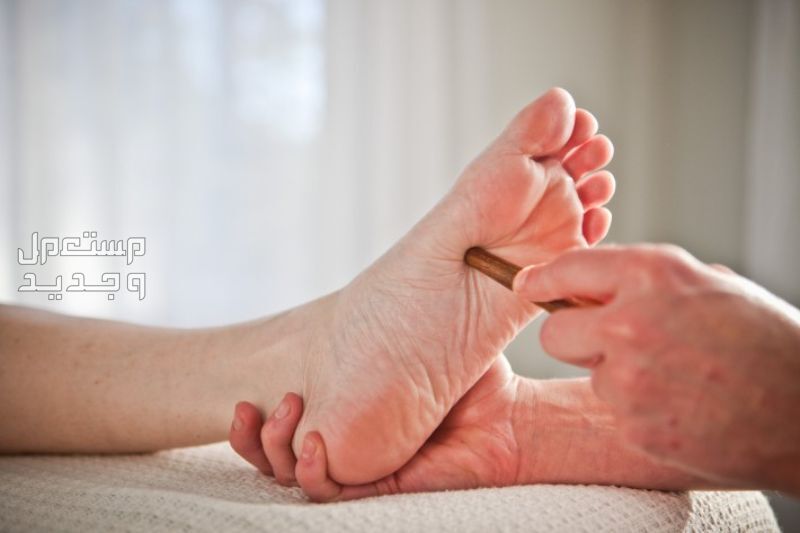 تدليك القدم العلاجي يحارب الألم والاكتئاب.. تعرف على الخطوات الضغط على مناطق محددة في القدم بعصا صغيرة
