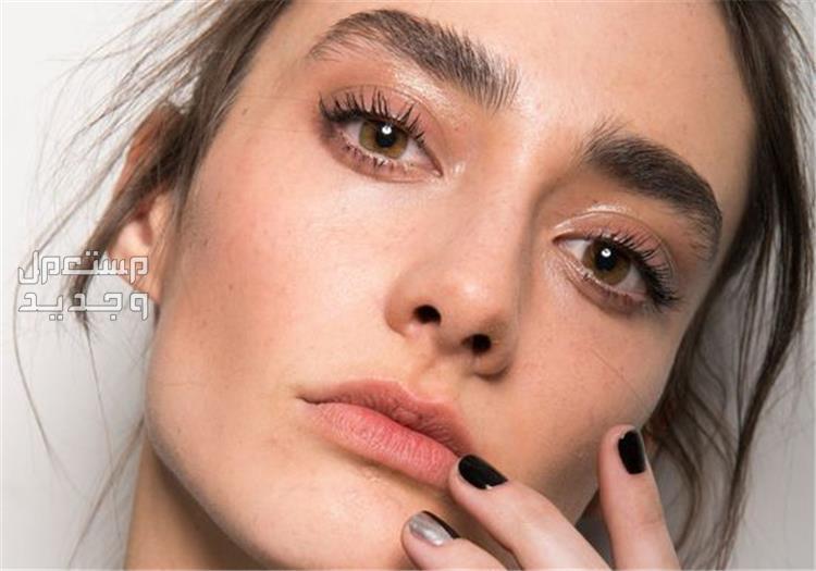 موضة الحواجب المناسبة لعام 2023 الحواجب الطبيعية