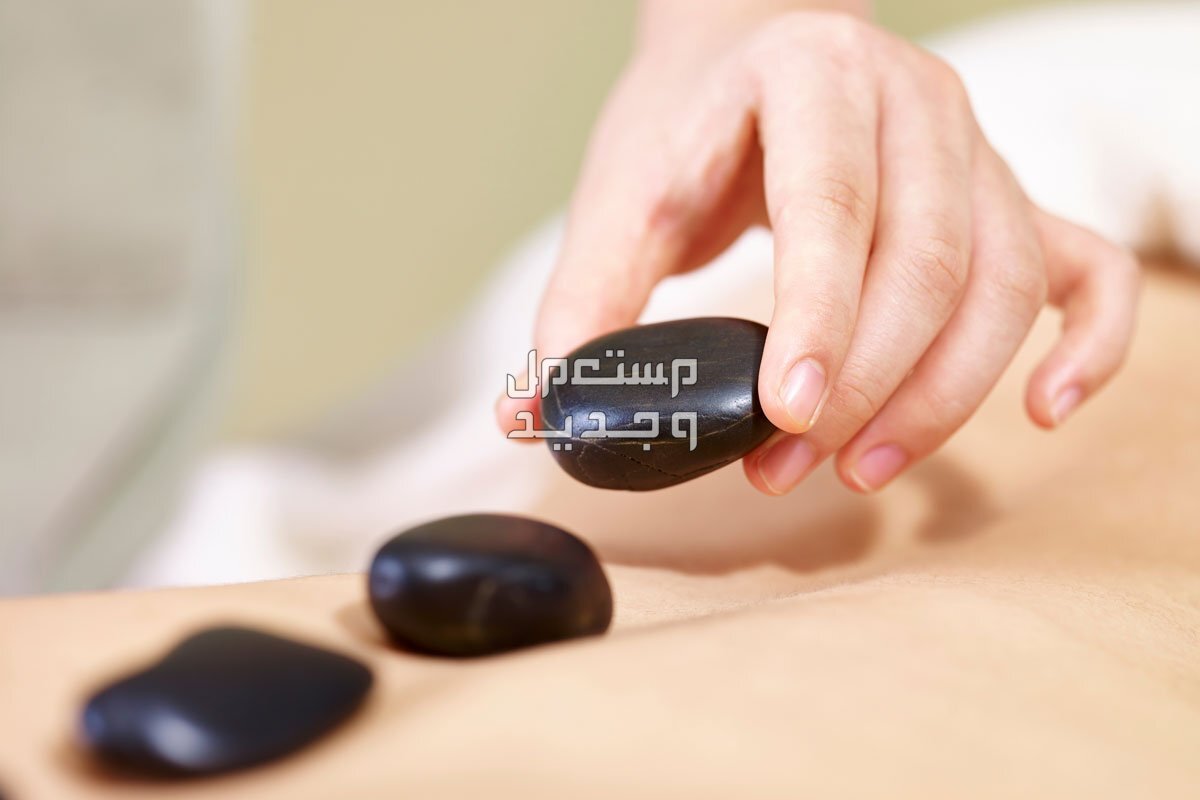 مساج احجار ساخنة على الجسم.. هل فكرت في تجربته؟ جلسة مساج بالاحجار الساخنة
