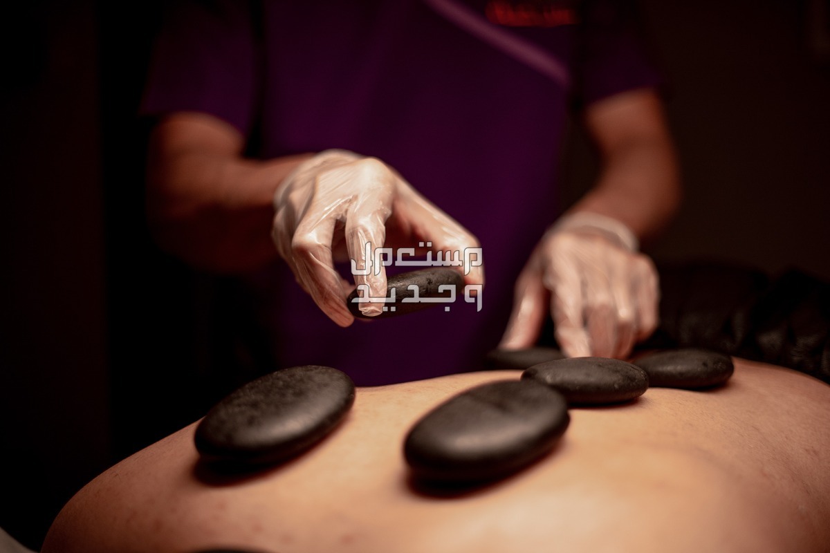 مساج احجار ساخنة على الجسم.. هل فكرت في تجربته؟ احجار ساخنة على الظهر