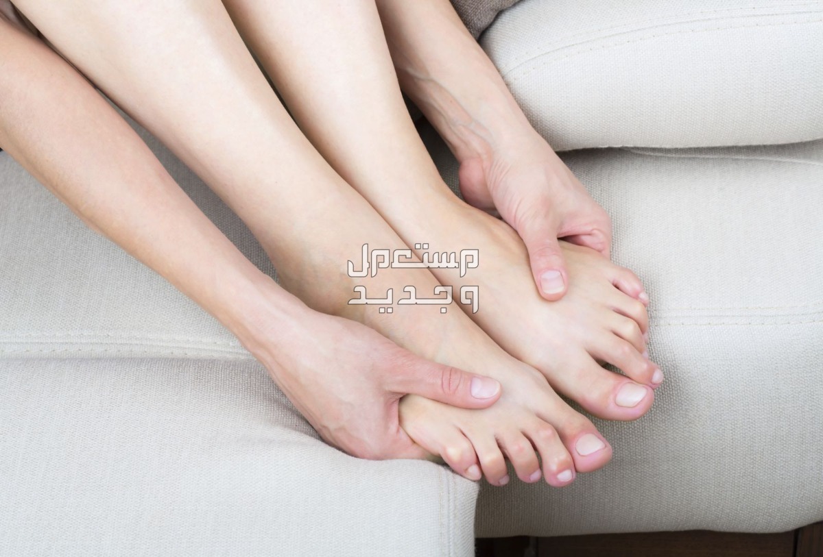 تعليم المساج.. خطوات عمل جلسة مساج ذاتية للقدم امراة تقوم بعمل مساج لقدميها
