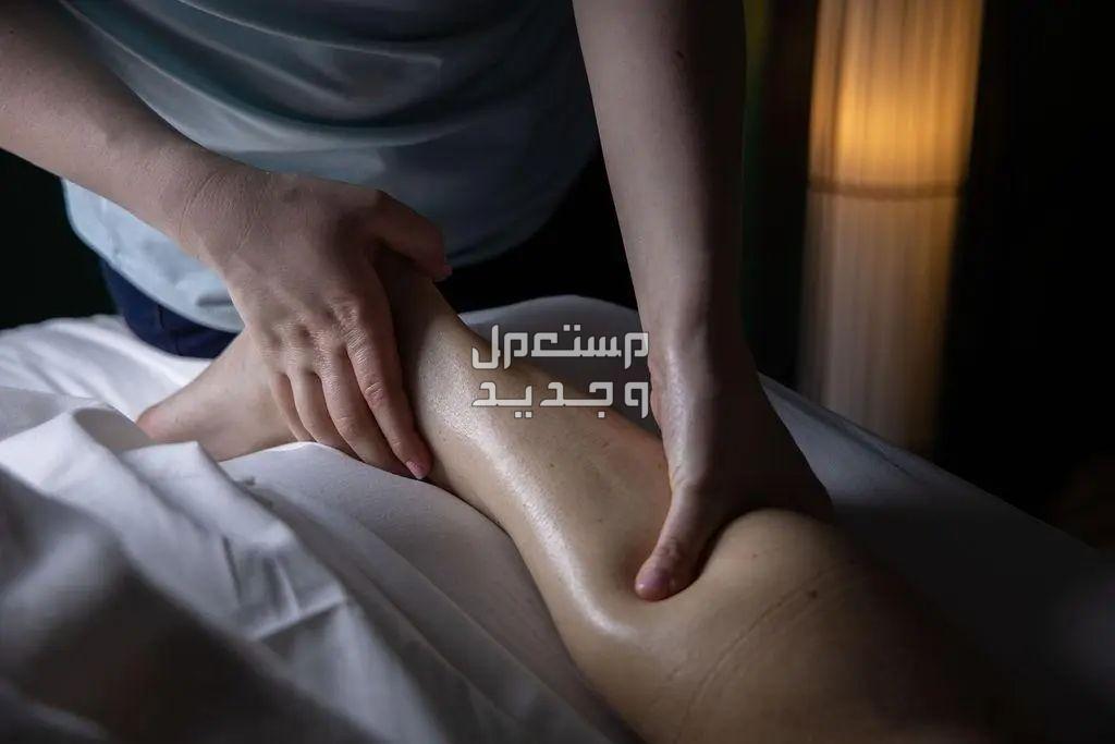 الفرق بين مساج الهارد والمساج السوفت وفوائد كل نوع جلسة مساج هارد لباطن الساق
